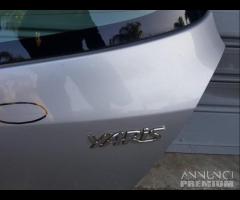 Portellone posteriore grigio chiaro Toyota yaris - 6