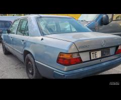 Mercedes Benz 250D w124 berlina per ricambi (2a) - 2