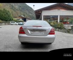 Ricambi Mercedes classe E 220 berlina 2002 grigia - 6