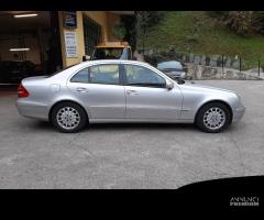 Ricambi Mercedes classe E 220 berlina 2002 grigia - 8