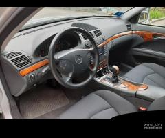 Ricambi Mercedes classe E 220 berlina 2002 grigia - 9