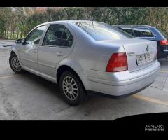 Ricambi Volkswagen Bora 2003 berlina grigio chiaro