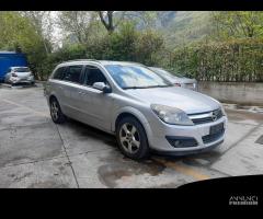 Ricambi Opel Astra SW 2006 grigio chiaro e bianco