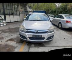 Ricambi Opel Astra SW 2006 grigio chiaro e bianco