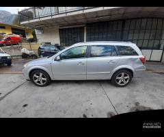 Ricambi Opel Astra SW 2006 grigio chiaro e bianco