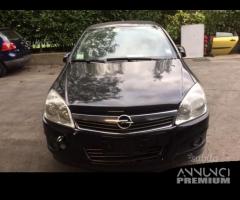 Ricambi Opel Astra berlina 2006 2009 nera e grigia