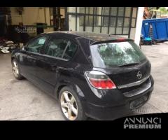 Ricambi Opel Astra berlina 2006 2009 nera e grigia