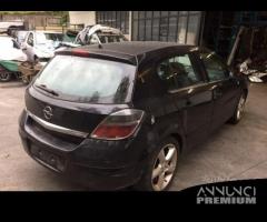 Ricambi Opel Astra berlina 2006 2009 nera e grigia