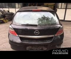 Ricambi Opel Astra berlina 2006 2009 nera e grigia