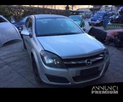 Ricambi Opel Astra berlina 2006 2009 nera e grigia - 8