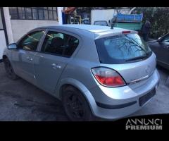 Ricambi Opel Astra berlina 2006 2009 nera e grigia - 9