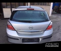 Ricambi Opel Astra berlina 2006 2009 nera e grigia - 10