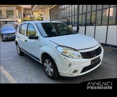 Ricambi Dacia Sandero 2010 bianca e blu scuro