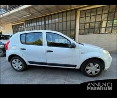 Ricambi Dacia Sandero 2010 bianca e blu scuro