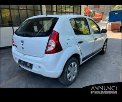 Ricambi Dacia Sandero 2010 bianca e blu scuro