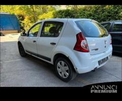 Ricambi Dacia Sandero 2010 bianca e blu scuro - 7