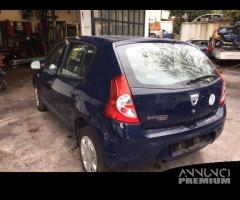 Ricambi Dacia Sandero 2010 bianca e blu scuro - 10