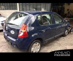 Ricambi Dacia Sandero 2010 bianca e blu scuro - 12