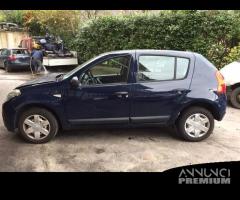 Ricambi Dacia Sandero 2010 bianca e blu scuro - 13