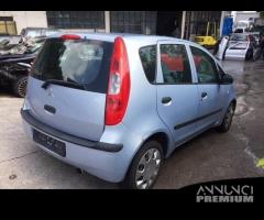 Ricambi Mitsubishi Colt 2004 2008 azzurro e rosso - 1