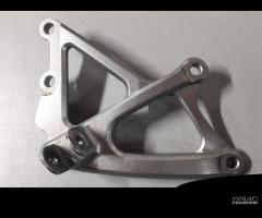 Supporto pedana anteriore destro YAMAHA R1 2009