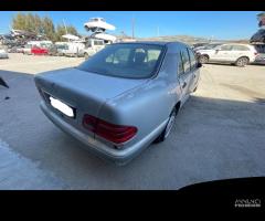 Ricambi Mercedes-Benz E 220 CDI 125cv del 1999 - 17