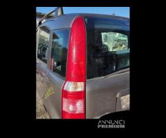 Fanale posteriore sinistro FIAT PANDA del 2011 - 1