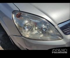 Proiettore destro OPEL ZAFIRA del 2010 - 1