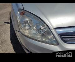 Proiettore destro OPEL ZAFIRA del 2010 - 2