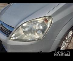 Proiettore sinistro OPEL ZAFIRA del 2010 - 1