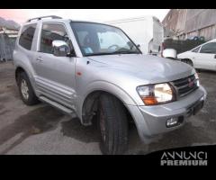 Proiettore destro MITSUBISHI PAJERO del 2000