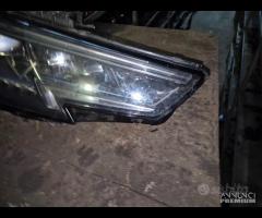 Faro - Fanale Destro Per Audi A4 B9 Xenon ROTTO