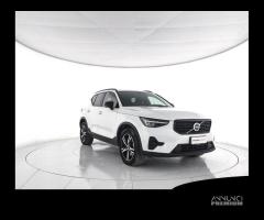 VOLVO XC40 B3 automatico Plus Dark