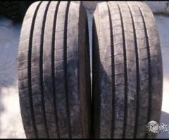 Coppia di pneumatici usati 305 70 19.5 pirelli