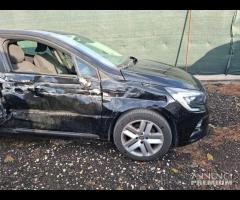 Renault Clio Zen 1.0 benzina 90cv 2021 incidentata