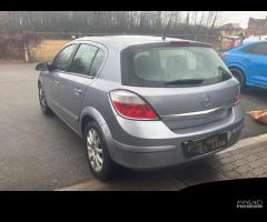 Opel Astra 1.6 16V Twinport 5 porte Club - 4