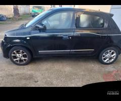 SI VENDE PER RICAMBI RENAULT TWINGO H4D A4  2015