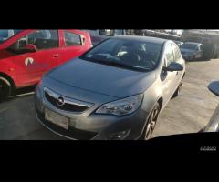 Opel Astra 2010 solo per ricambi - 1