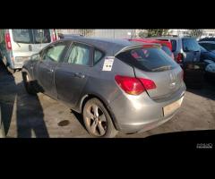 Opel Astra 2010 solo per ricambi - 2