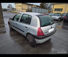 Renault Clio 2001 Demolita - Per Ricambi