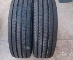 Coppia di pneumatici usati 10 22.5 hankook