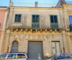 Palazzo storico su tre livelli a piedimonte etneo