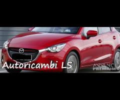 mazda 2 anno 2015