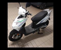 F17 BIANCO SCOOTER  L1e = 50cc DISPONIBILE