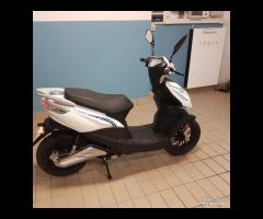 F17 BIANCO SCOOTER  L1e = 50cc DISPONIBILE