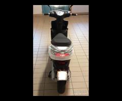 F17 BIANCO SCOOTER  L1e = 50cc DISPONIBILE